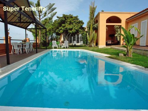 Villa Almendros - Adeje - Teneriffa Sd - Der Pool und die Sonnenterrassen mit Blick auf La Gomera 