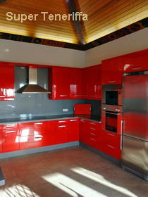 Teneriffa Luxusvilla Anais Roja Teneriffa Sued. Die Küche in Rot